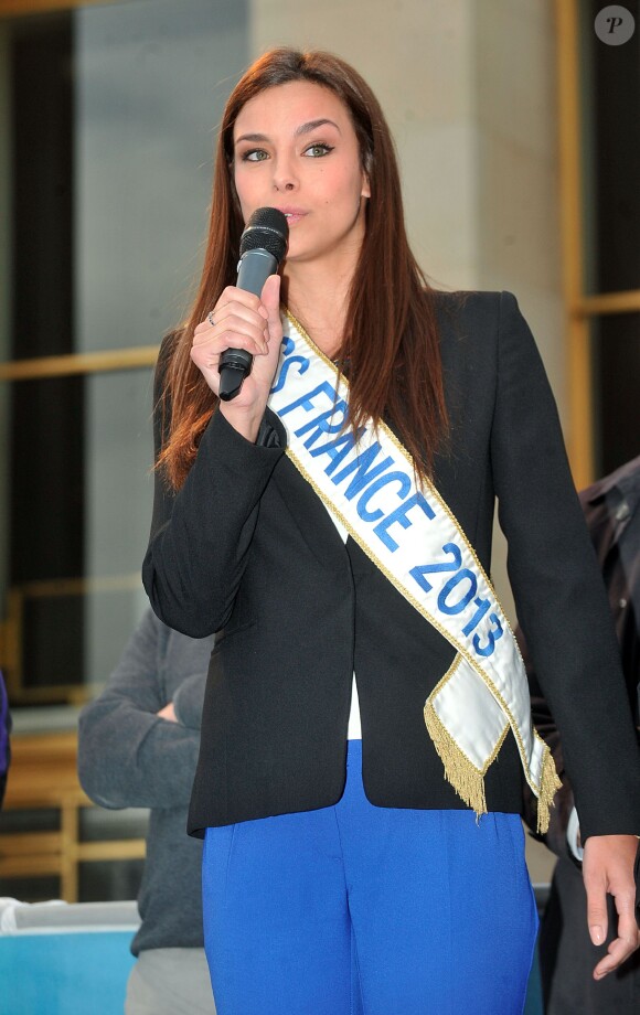 Marine Lorphelin (Miss France 2013) lors du départ de la 28e Course Du Coeur pour soutenir le don d'organes au Trocadéro à Paris, le 2 avril 2014