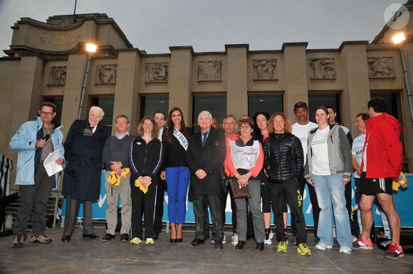 Le Professeur Christian Cabrol, Marine Lorphelin (Miss France 2013), Yannick Noah et des invités lors du départ de la 28e Course Du Coeur pour soutenir le don d'organes au Trocadéro à Paris, le 2 avril 2014