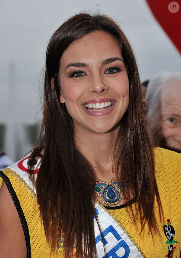 Marine Lorphelin (Miss France 2013) lors du départ de la 28e Course Du Coeur pour soutenir le don d'organes au Trocadéro à Paris, le 2 avril 2014