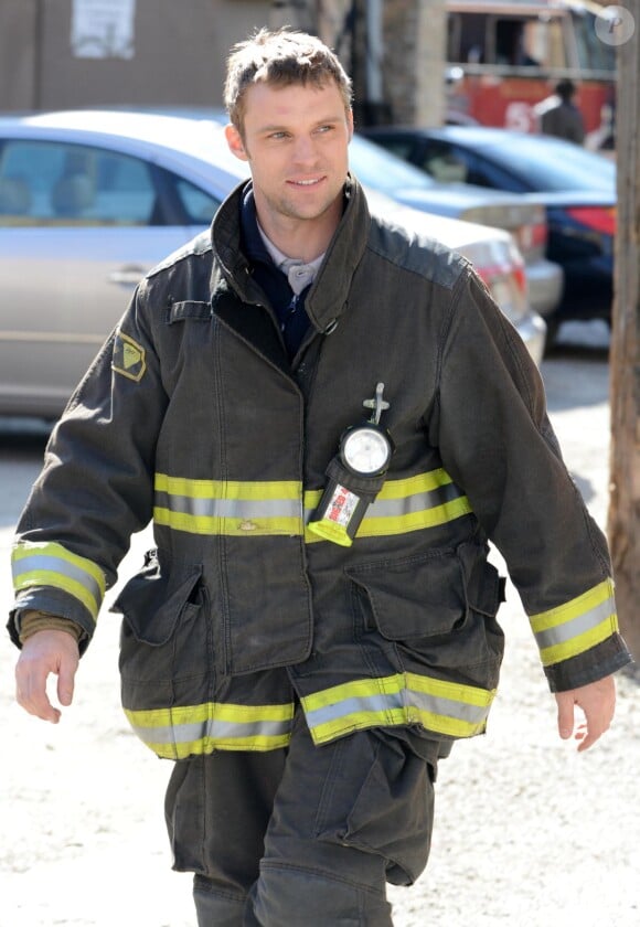 Jesse Spencer sur le tournage de Chicago Fire à Chicago en mars 2013. 