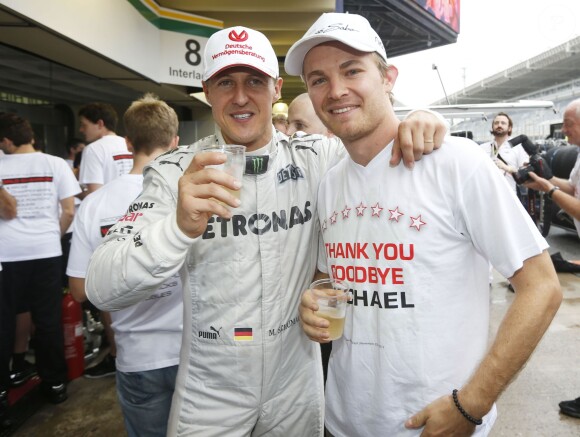 Michael Schumacher avec Nico Rosberg dans le paddock au Grand Prix du Brésil le 25 novembre 2012