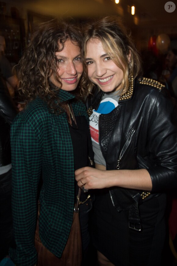 Aurélie Saada et Izïa Higelin lors de la soirée d'anniversaire des 4 ans du Bus Palladium, à Paris le 3 avril 2014.