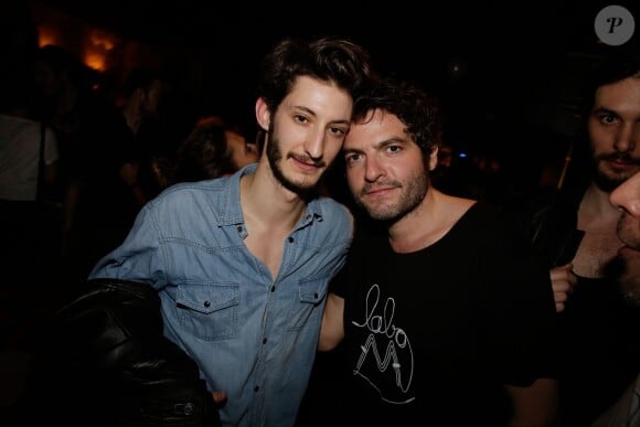 Pierre Niney et Matthieu Chedid lors de la soirée d'anniversaire des 4 ans du Bus Palladium, à Paris le 3 avril 2014.