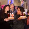 Exclusif - Nolwenn Leroy et Amel Bent apportent les gâteaux d'anniversaire à Nathalie André dans les coulisses du Sidaction 2014, le 25 mars 2014 au thêatre Mogador à Paris (diffusion le 5 avril 2014 sur France 2).