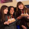 Exclusif - Nolwenn Leroy et Amel Bent apportent les gâteaux d'anniversaire à Nathalie André dans les coulisses du Sidaction 2014, le 25 mars 2014 au thêatre Mogador à Paris (diffusion le 5 avril 2014 sur France 2).