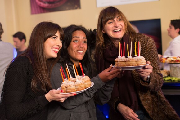 Exclusif - Nolwenn Leroy et Amel Bent apportent les gâteaux d'anniversaire à Nathalie André dans les coulisses du Sidaction 2014, le 25 mars 2014 au thêatre Mogador à Paris (diffusion le 5 avril 2014 sur France 2).