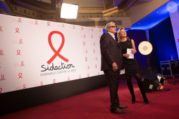 Exclusif - Enrico Macias et Anne-Sophie Lapix dans les coulisses du Sidaction 2014, le 25 mars 2014 au thêatre Mogador à Paris (diffusion le 5 avril 2014 sur France 2).
