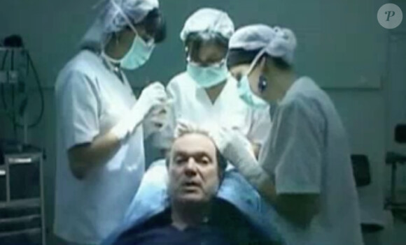 L'animateur Julien Lepers découvre une vidéo filmée pendant qu'il se faisait implanter des cheveux dans l'émission "Salut les terriens !" du samedi 5 avril 2014.