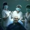 Julien Lepers découvre une vidéo filmée pendant qu'il se faisait implanter des cheveux dans l'émission "Salut les terriens !" du samedi 5 avril 2014.