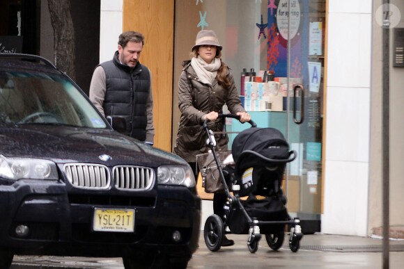 Exclusif - La princesse Madeleine de Suède, son mari Chris O'Neill et leur fille se promènent dans les rue de New York le 29 mars 2014.