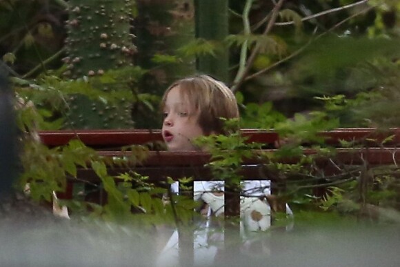 Angelina Jolie quittant l'hôtel Bel Air à Beverly Hills le 6 avril 2014, avec ses enfants Knox et Vivienne. Elle est arrivée dans cet établissement la veille avec Brad Pitt
