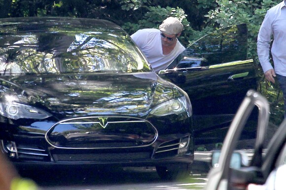 La star Brad Pitt quittant l'hôtel Bel Air à Beverly Hills après y être arrivé le 5 avril avec sa fiancé Angelina Jolie - 6 avril 2014