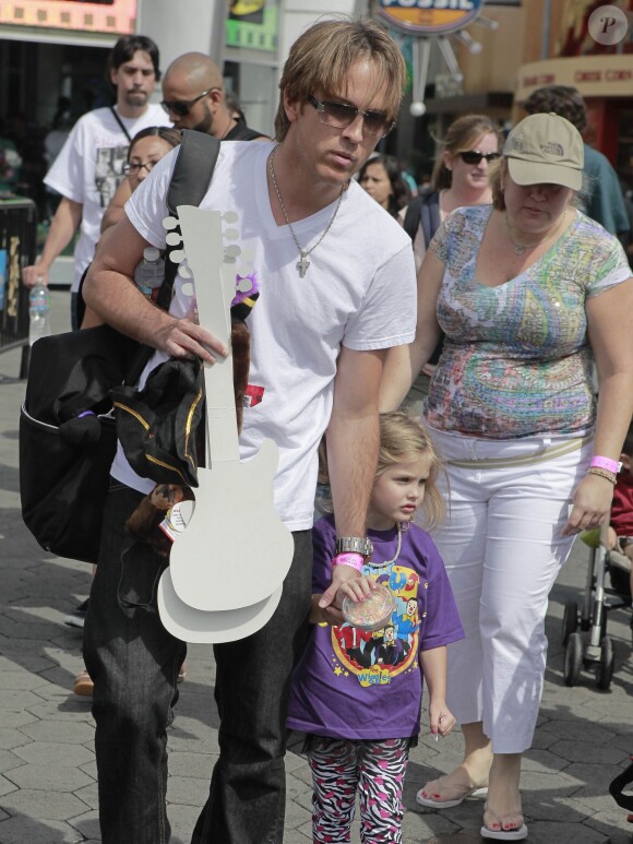 Exclusif - Larry Birkhead et sa fille Dannielynn se baladent à Universal City, le 1er août 2010. 