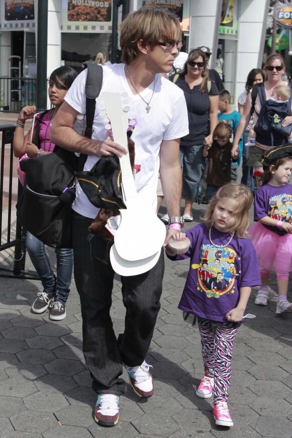 Exclusif - Larry Birkhead et sa fille Dannielynn (fille d'Anna Nicole Smith à Universal City, le 1er août 2010. 