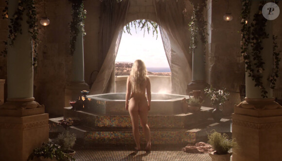 Emilia Clarke dans le premier épisode de "Game of Thrones" diffusé en 2011. Le ton est donné...