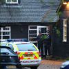 La police arrive au domicile de Peaches Geldof à Wrotham dans le Kent, le 7 avril 2014.