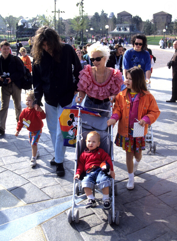 Peaches Geldof à Disneyland Paris en avril 1992 avec son père Bob Geldof, sa mère Paula Yates (décédée en 2000) et ses soeurs Fifi et Pixie.