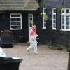 Les policiers et les experts en médecine légale inspectent la maison de Peaches Geldof à Wrotham dans le comté de Kent, le 8 avril 2014 où elle a été retrouvée morte, à l'âge de 25 ans, le 7 avril. 
