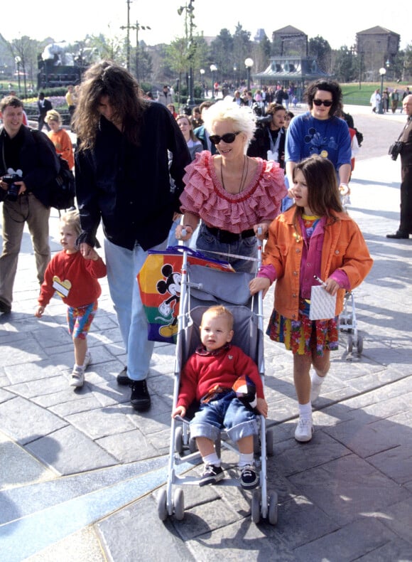 Bob Geldof, Paula Yates (décédée en 2000) et leurs filles Fifi, Peaches et Pixie à Disneyland Paris le 12 avril 1992. 