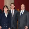 La princesse Caroline de Hanovre, toujours aidée d'une canne suite à une opération du genou, son fils aîné Andrea Casiraghi, et le prince Albert II de Monaco lors de la ciné-conférence "Albert Ier en films", le 3 avril 2014 au Musée océanographique de Monte-Carlo. Des documents exceptionnels et inédits appartenant au Musée et aux Archives du palais princier, restaurés grâce à un partenariat avec les Archives audiovisuelles de la Principauté et la Bibliothèque nationale de France, ont été présentés, donnant un aperçu saisissant de la vie et l'oeuvre du ''prince navigateur'', qui régna sur le Rocher de 1889 à sa mort, en 1922.