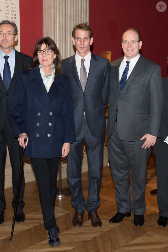 Caroline de Hanovre, aidée d'une canne suite à une opération du genou, son fils aîné Andrea Casiraghi, et Albert II de Monaco lors de la ciné-conférence "Albert Ier en films", le 3 avril 2014 au Musée océanographique de Monte-Carlo. Des documents exceptionnels et inédits appartenant au Musée et aux Archives du palais princier, restaurés grâce à un partenariat avec les Archives audiovisuelles de la Principauté et la Bibliothèque nationale de France, ont été présentés, donnant un aperçu saisissant de la vie et l'oeuvre du ''prince navigateur'', qui régna sur le Rocher de 1889 à sa mort, en 1922.