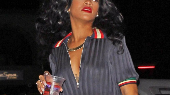 Rihanna et Drake : Premier câlin en public... mais ils se la jouent distants