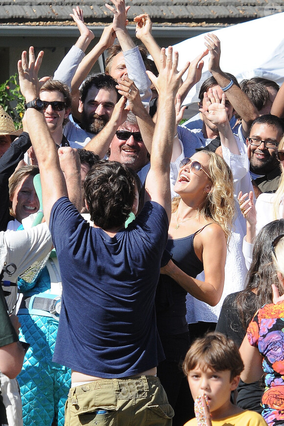 Kate Hudson souriante avec Zach Braff, Joey King, Josh Gad et l'équipe du film Wish I Was Here sur le tournage à Los Angeles le 6 septembre 2013