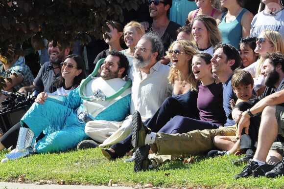 Kate Hudson avec Zach Braff, Joey King, Josh Gad et l'équipe du film Wish I Was Here sur le tournage à Los Angeles le 6 septembre 2013