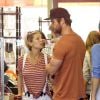 Elsa Pataky (trois semaines après son accouchement) et Chris Hemsworth se baladent avec leur fille India, à Malibu, Los Angeles, le 9 avril 2014.