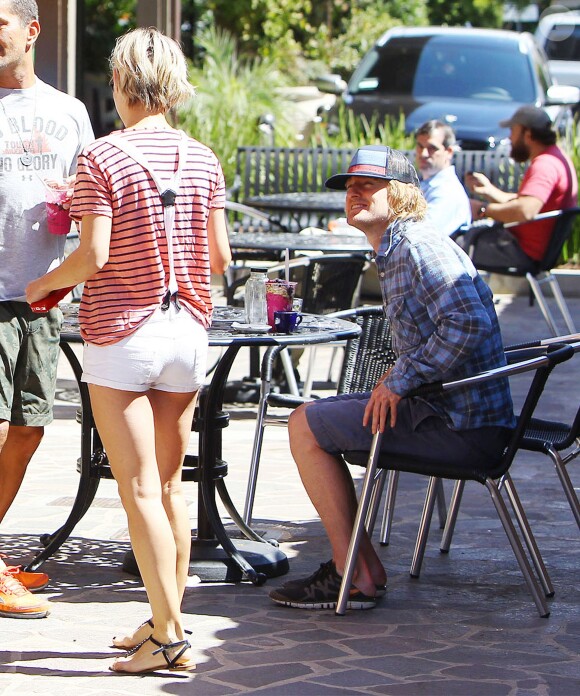 Elsa Pataky, sa fille India et Chris Hemsworth croisent leur voisin Owen Wilson à Malibu, Los Angeles, le 9 avril 2014.