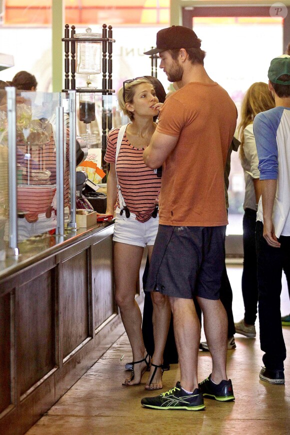 Elsa Pataky et Chris Hemsworth se baladent avec leur fille India, à Malibu, Los Angeles, le 9 avril 2014.