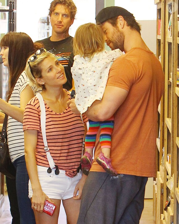 Elsa Pataky et Chris Hemsworth se baladent avec leur fille India, à Malibu, Los Angeles, le 9 avril 2014.