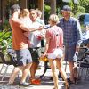 Elsa Pataky, sa fille India et Chris Hemsworth croisent leur voisin Owen Wilson à Malibu, Los Angeles, le 9 avril 2014.
