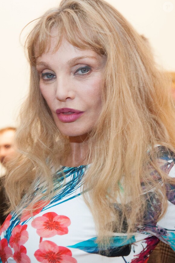 Arielle Dombasle - Vernissage de l'exposition "Heros" de Pierre et Gilles à la galerie Daniel Templon à Paris le 10 avril 2014.