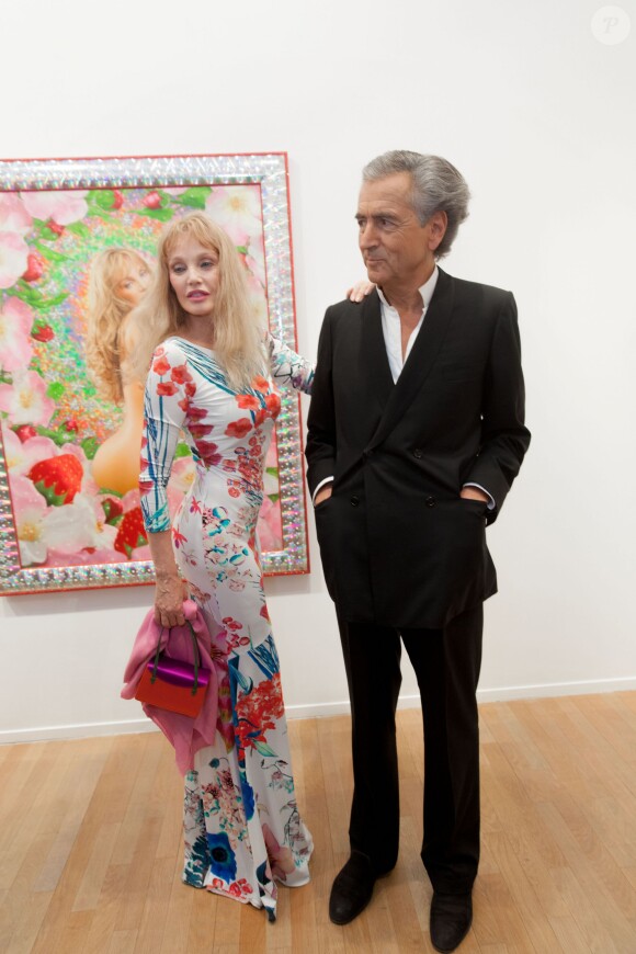 Arielle Dombasle et son mari Bernard-Henri Lévy - Vernissage de l'exposition "Heros" de Pierre et Gilles à la galerie Daniel Templon à Paris le 10 avril 2014.