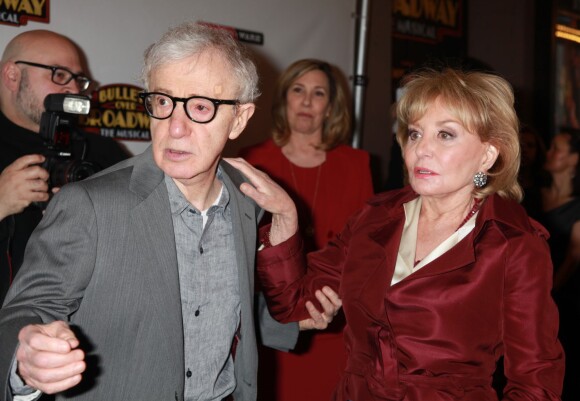 Woody Allen et Barbara Walters lors de la première de sa pièce Bullets Over Broadway au St James Theatre à Broadway, New York, le 10 avril 2014.