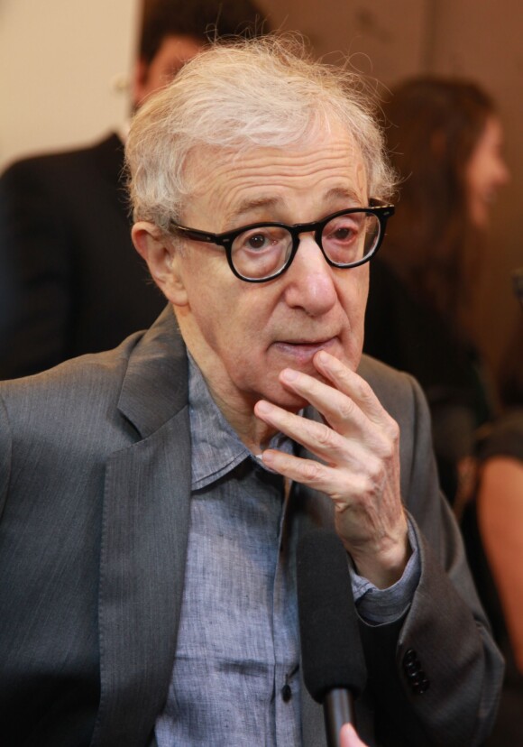 Woody Allen lors de la première de sa pièce Bullets Over Broadway au St James Theatre à Broadway, New York, le 10 avril 2014.