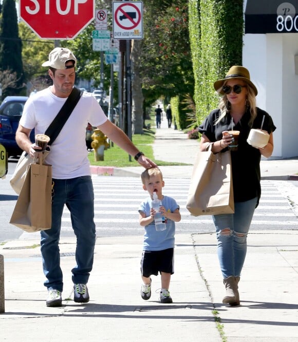 Hilary Duff et Mike Comrie avec leur fils Luca à Los Angeles le 6 avril 2014