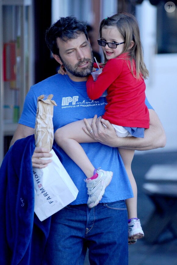 Ben Affleck et sa fille Seraphina au Brentwood Country Mart, Los Angeles, le 10 avril 2014.