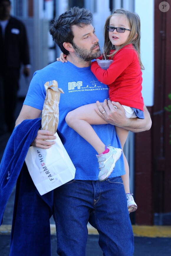 Ben Affleck en papa-poule, avec sa fille Seraphina au Brentwood Country Mart, Los Angeles, le 10 avril 2014.