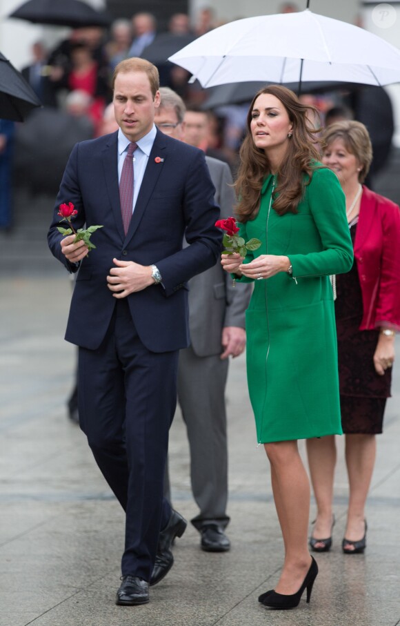 Le duc et la duchesse de Cambridge étaient le 12 avril 2014 en visite au memorial de guerre de la ville de Cambridge, en Nouvelle-Zélande, où William a déclenché des rumeurs de 2e bébé...
