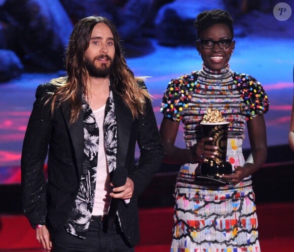 Jared Leto et Lupita Nyong'o sur la scène des MTV Movie Awards 2014, le 13 avril 2014.