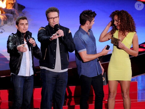  Dave Franco, Seth Rogen, Zac Efron et Tiffany Luce sur la scène des MTV Movie Awards 2014, le 13 avril 2014.