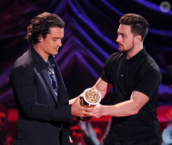 Orlando Bloom et Aaron Taylor-Johnson sur la scène des MTV Movie Awards 2014, le 13 avril 2014.