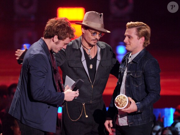 Johnny Depp, Josh Hutcherson et Sam Claflin sur la scène des MTV Movie Awards 2014, le 13 avril 2014.