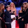 Josh Hutcherson avec Leslie Mann, Cameron Diaz, Nicki Minaj et Kate Upton  sur la scène des MTV Movie Awards 2014, le 13 avril 2014.