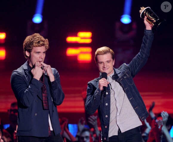 Josh Hutcherson et Sam Claflin sur la scène des MTV Movie Awards 2014, le 13 avril 2014.