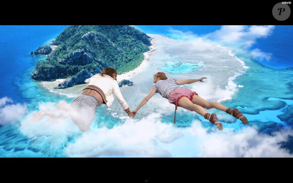 Katerine et Julie Depardieu survolent une île - ADN - avril 2014.