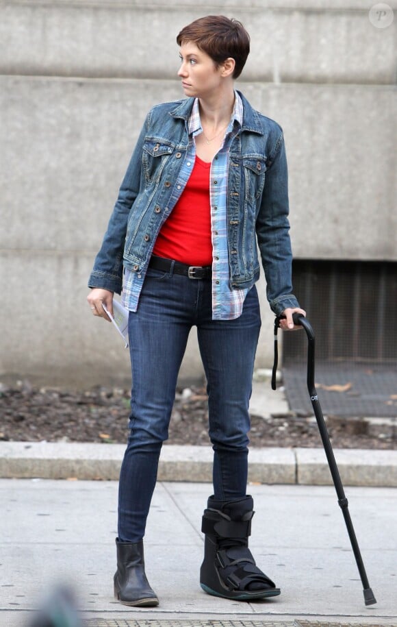 Chyler Leigh sur le tournage de la série "Taxi Brooklyn" à New York, le 6 septembre 2013. L'actrice s'est blessée à la cheville pendant le tournage. 