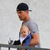 Josh Duhamel avec son fils Axl Jack Duhamel à Brentwood, Los Angeles, le 13 avril 2014.
